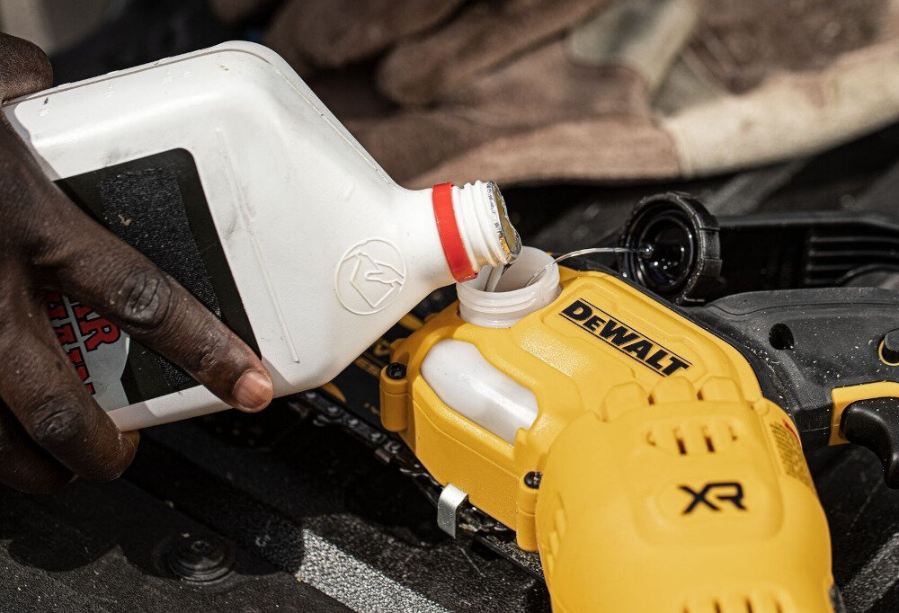 Piła akumulatorowa DEWALT DCMPS520N-XJ zbiornik na olej pojemnosc 55 ml automatyczne smarowanie lancucha odpowiednie nasmarowanie plynne precyzyjne ciecie