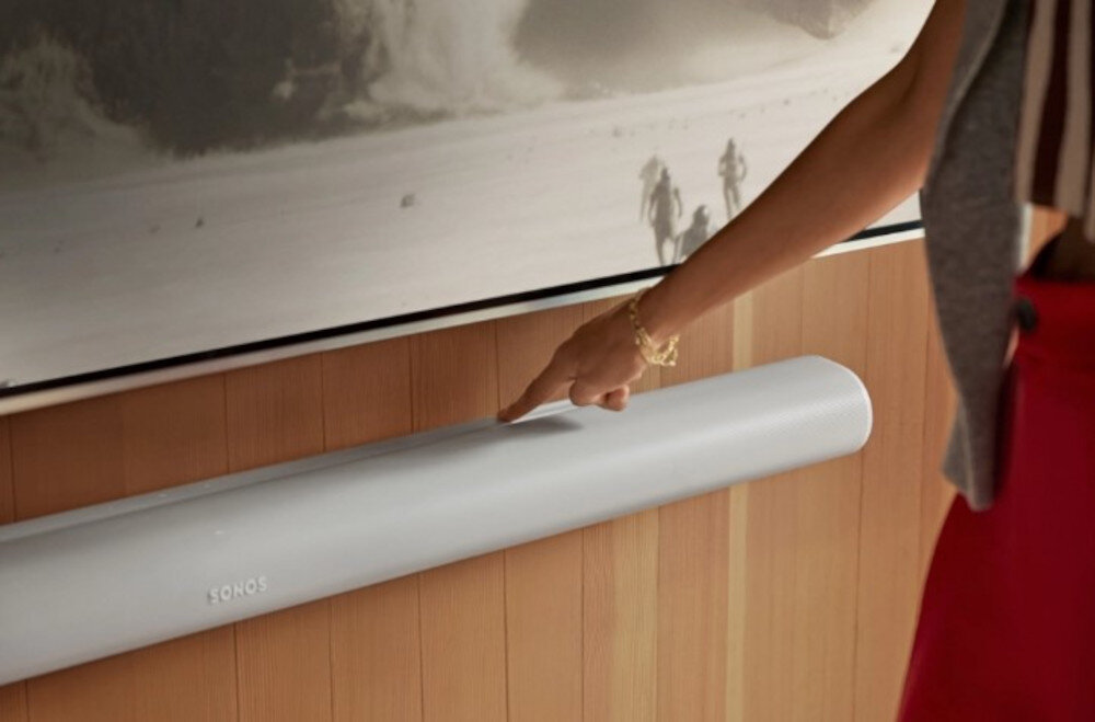 Soundbar SONOS Arc Ultra - Pełna kontrola, Soundbar przymocowany do ściany
