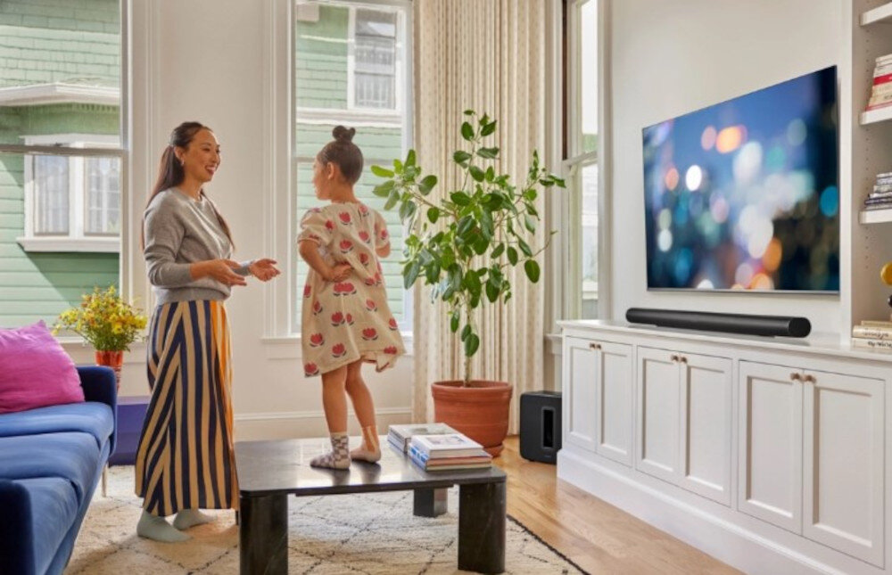 Soundbar SONOS Arc Ultra - Wypełnij dom dźwiękiem, soundbar, telewizor, kobieta rozmawiająca z dzieckiem, dziecko stoi na stole