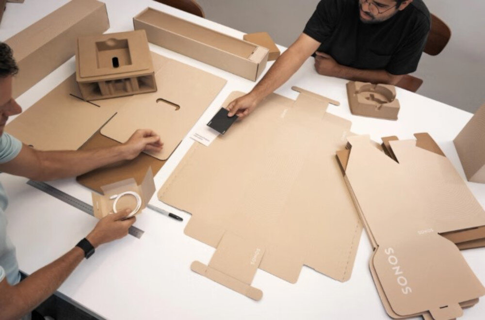 Soundbar SONOS Arc Ultra - Przyjazny dla środowiska, ekologiczne opakowania, mężczyźni siedzący przy stole
