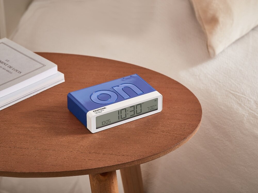 Budzik LEXON Flip Classic X Pantone 
            budzik na szafce przy łóżku poranek alarm budzenie wybudzanie