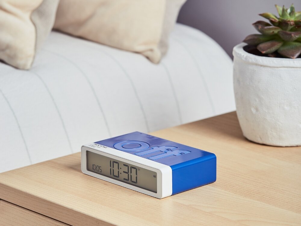 Budzik LEXON Flip Classic X Pantone
            budzik na szafce dwustronna konstrukcja włączanie wyłączanie alarm użytkowanie