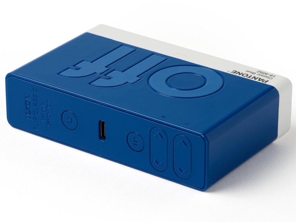 Budzik LEXON Flip Classic X Pantone 
            budzik na białym tle akumulator czas działania bateria ładowanie port usb-c