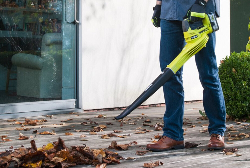 Dmuchawa do liści RYOBI OBL1820S komfortowy uchwyt ergonomiczna forma doskonałe wyważenie ogumowany uchwyt przełączniki w zasięgu ręki trwałość odporność na uszkodzenia