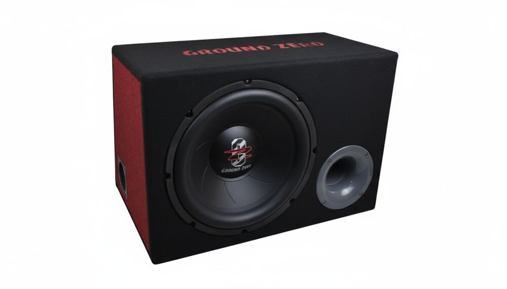 Subwoofer GROUND ZERO GZ 12.300X-II Connect wzmacniacz klasy AB 300 W zwrotnica podbicie basów wejście wysokiego poziomu kablem subwoofer na białym tle