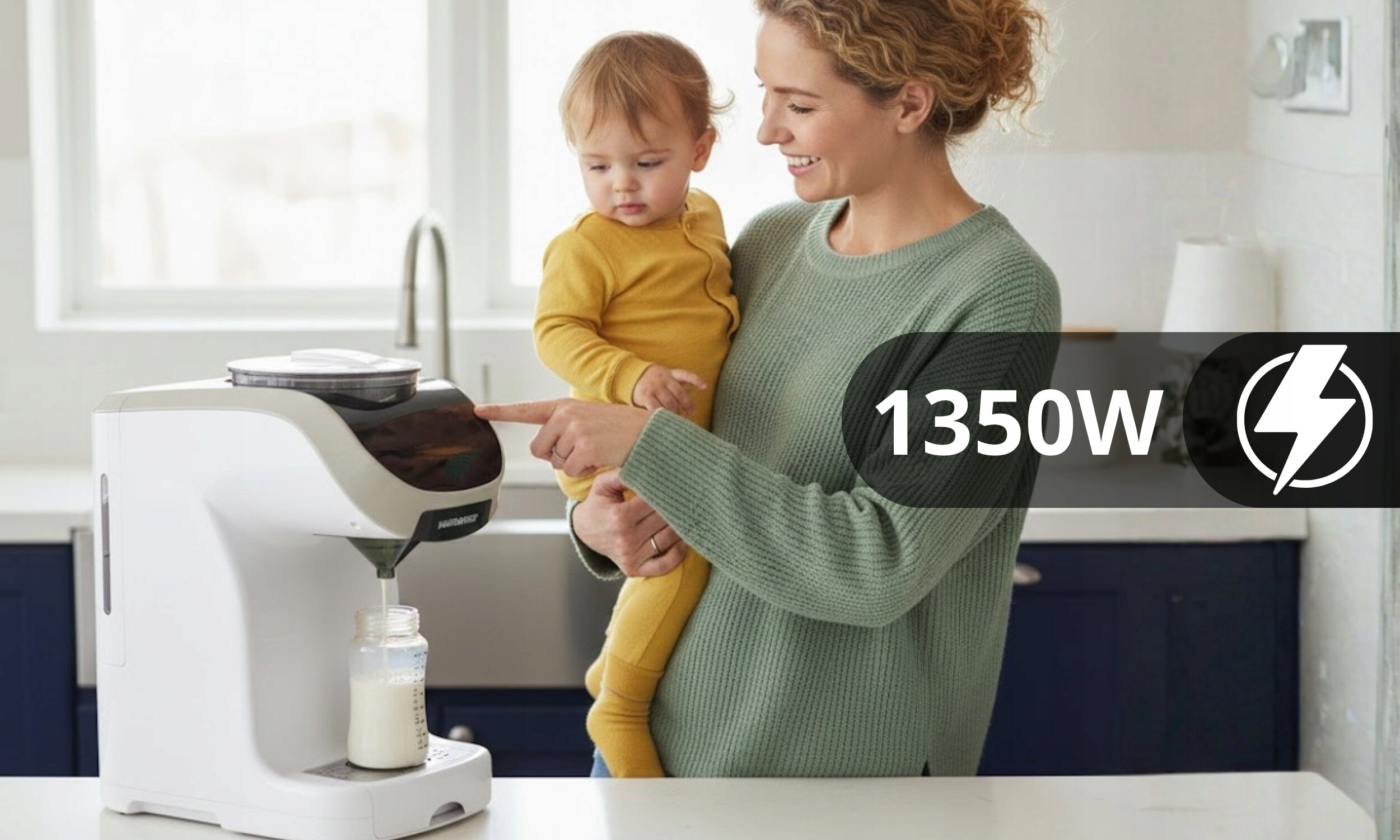 Kobieta trzymająca dziecko obsługuje biały ekspres do mleka modyfikowanego, z którego nalewa się mleko do butelki. Na obrazie widoczny jest napis \'1350W\' oraz logo w kształcie błyskawicy.