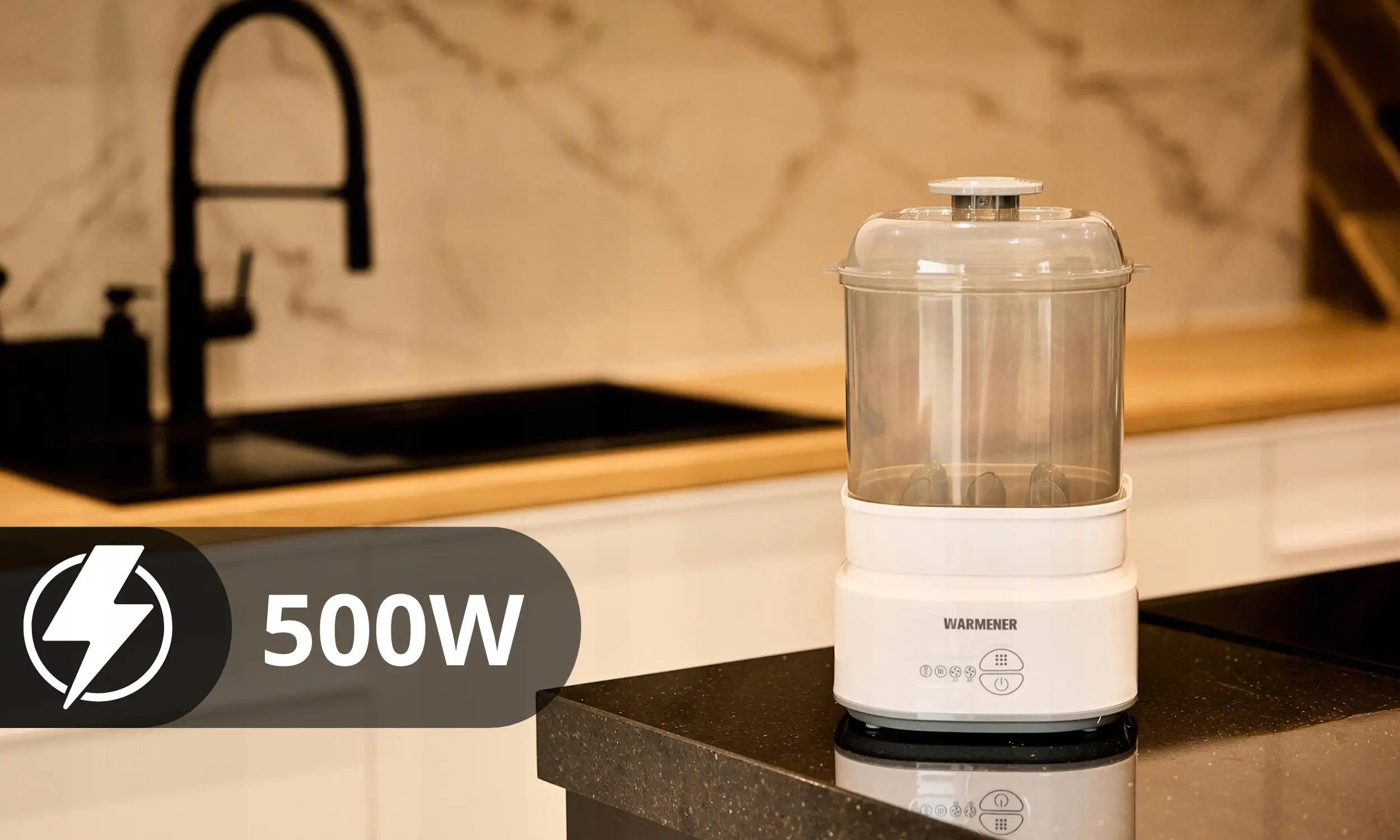 Na blacie kuchennym stoi elektryczny sterylizator parowy z suszarką marki WARMENER. Obok widoczna jest ikona błyskawicy z napisem \'500W\'.