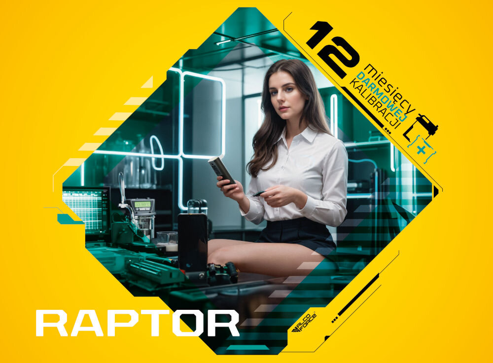 Kobieta w białej koszuli siedzi przy stole, trzymając urządzenie w ręku. Na żółtym tle widoczny jest napis \'12 miesięcy darmowej kalibracji\' oraz \'RAPTOR\'.