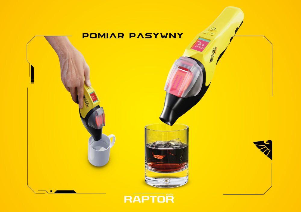Na żółtym tle widoczny jest alkomat z napisem \'RAPTOR\', skierowany w stronę szklanki z ciemnym napojem. Na górze obrazu znajduje się tekst \'POMIAR PASYWNY\'.