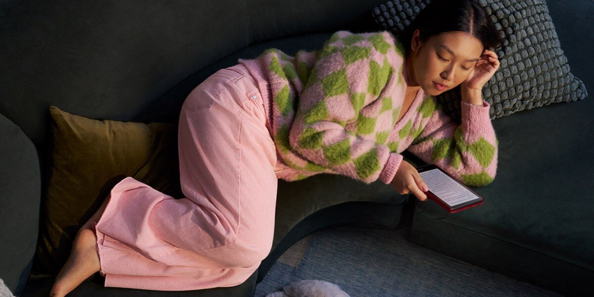 Czytnik e-booków AMAZON Kindle Paperwhite Signature Edition 7 ksiazka rozpraszacze kobieta lezaca na lozku z czytnikiem