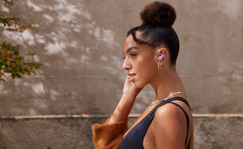 Słuchawki dokanałowe APPLE Beats Fit Pro przełączanie dźwieku chip apple h1 udostępnianie dźwięku