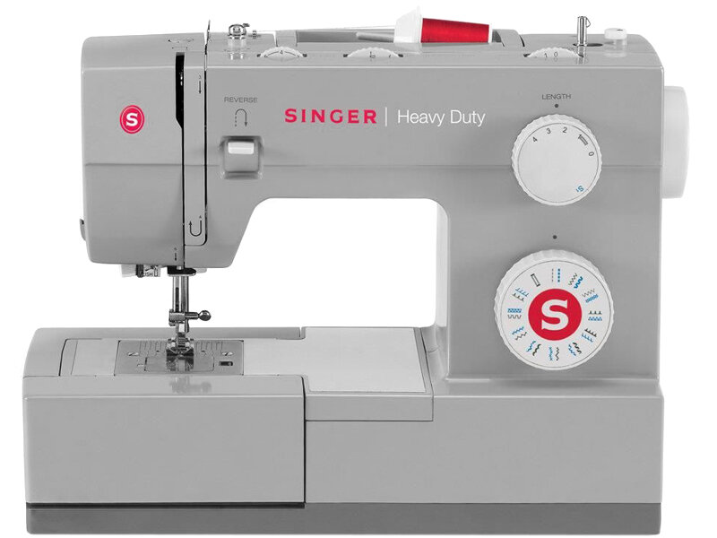 Szara maszyna do szycia z widocznym logo \'S\' i napisem \'SINGER Heavy Duty\'. Posiada pokrętła do regulacji długości ściegu i wyboru ściegu z oznaczeniami numerycznymi.