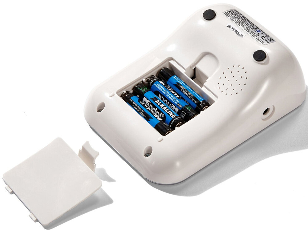 Ciśnieniomierz WEBBER B18 zdjęcie lifestyle Elastyczne zasilanie 4 baterie AAA port USB-C 6 V, 500 mA  Automatyczne wyłączenie po około 1 minucie