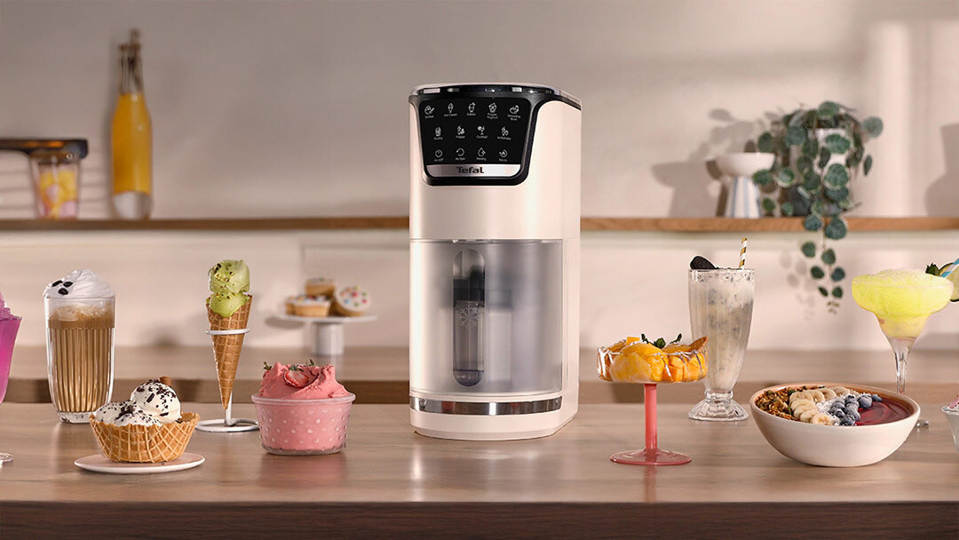 Maszyna do lodów Dolci IG602A na kuchennym blacie, wokół niej lody w różnych naczyniach.