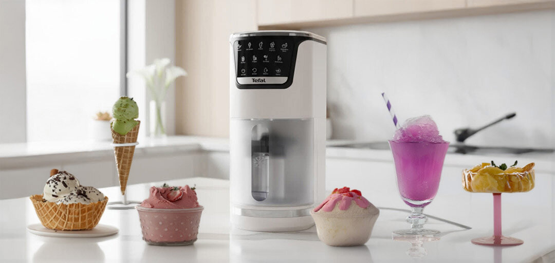 Maszyna do lodów Dolci IG602A na kuchennym blacie, przy niej różne rodzaje lodów w różnych naczyniach.