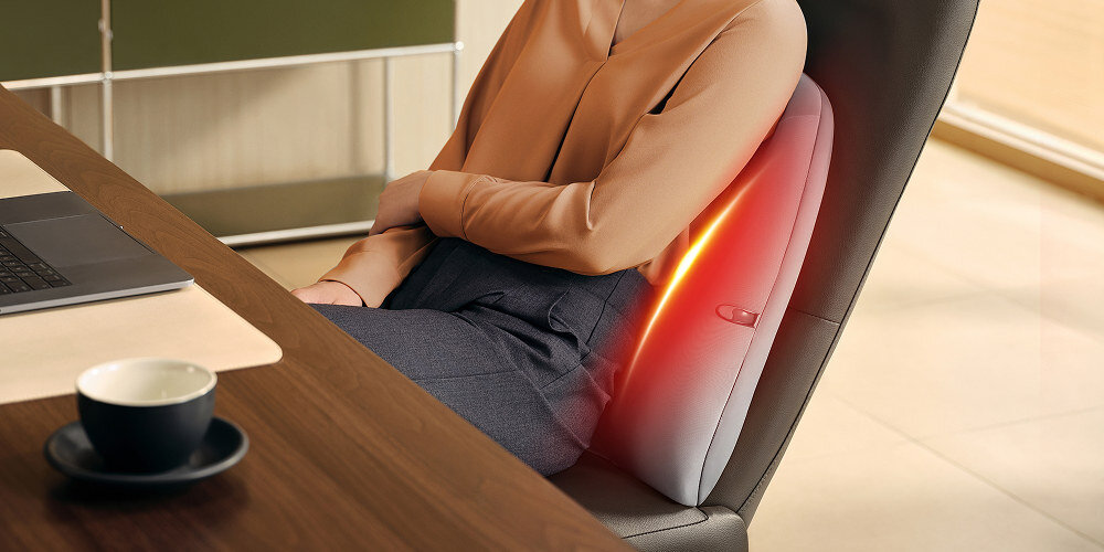 Masażer SKG TS700 zdjęcie lifestyle Ciepło, które rozluźnia Wbudowany panel grzewczy z grafenu o długości 30 cm trzy poziomy temperatury 45°C, 50°C i 55°C przynosi ulgę w bólu i sztywności światło czerwone 