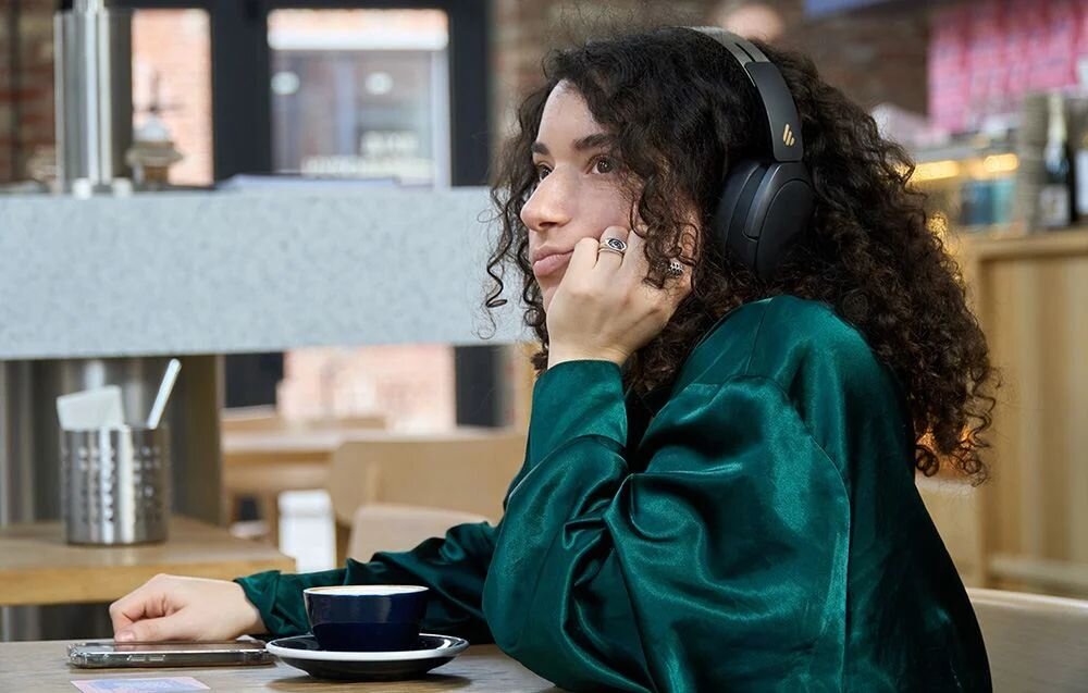 Słuchawki nauszne EDIFIER W80 bezprzewodowe ANC Hi-Res Audio 65 godzin pracy redukcja hałasu do 49 dB Bluetooth 5.4, osoba z założonymi słuchawkami nausznymi