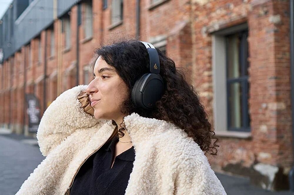 Słuchawki nauszne EDIFIER W80 przetworniki 40 mm tytanowa membrana LDAC SBC szczegółowy dźwięk Bluetooth, osoba z założonymi słuchawkami nausznymi