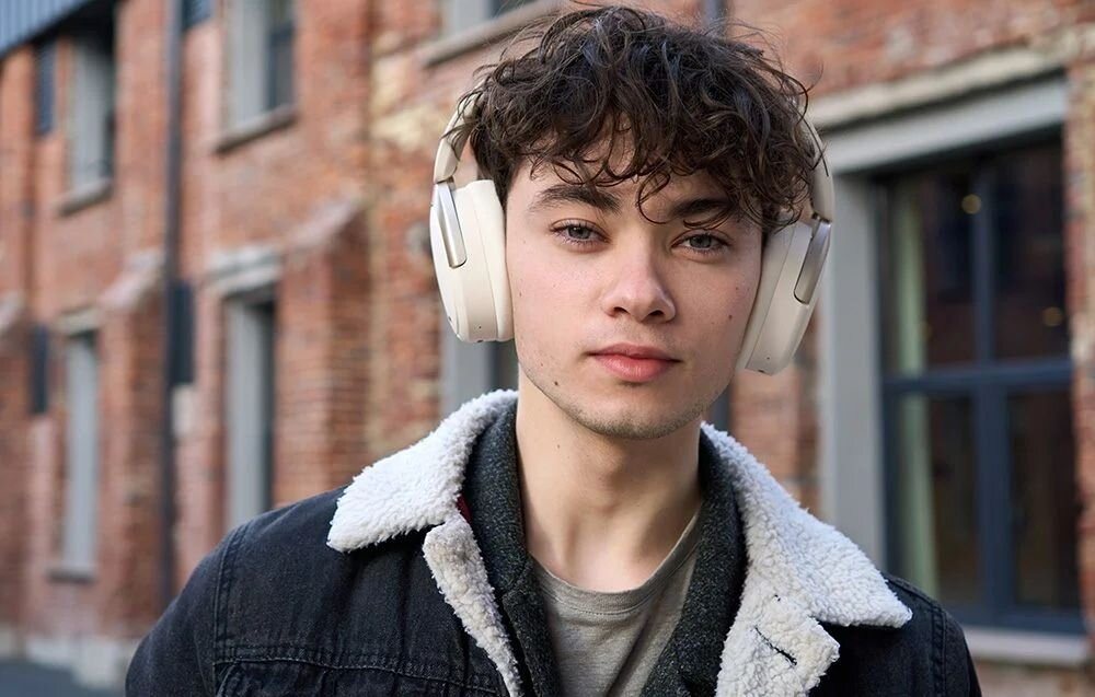 Słuchawki nauszne EDIFIER W80 memory foam regulowany stalowy pałąk składana konstrukcja wygoda użytkowania, osoba z założonymi słuchawkami nausznymi