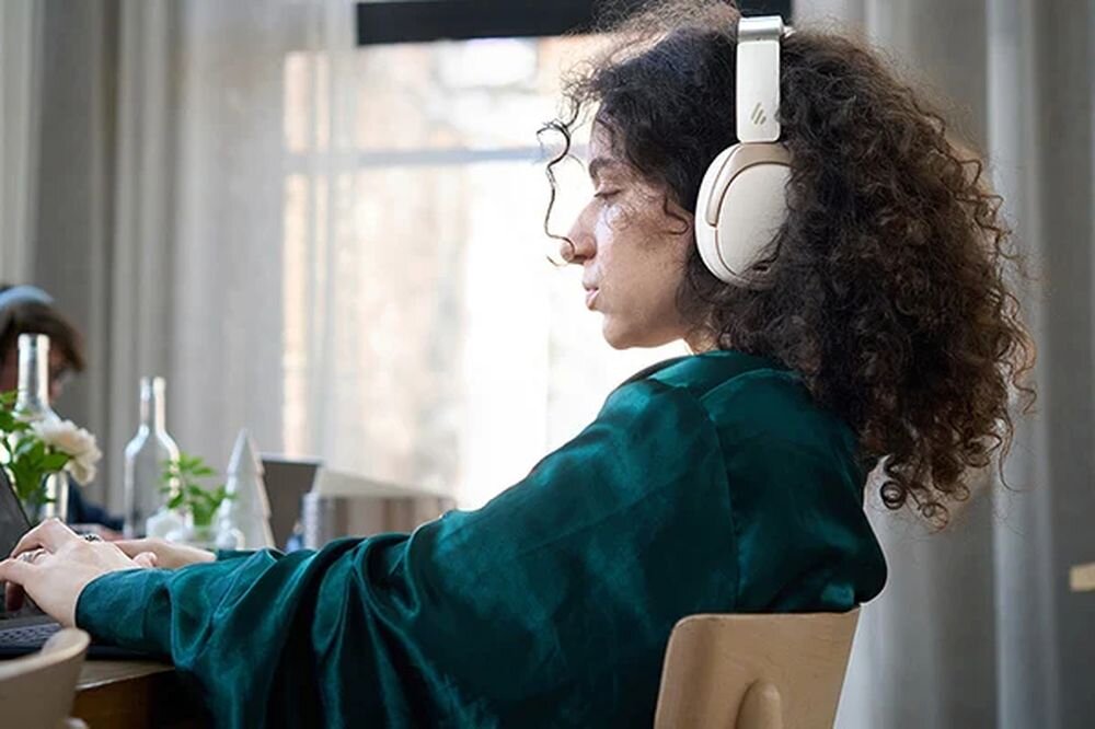 Słuchawki nauszne EDIFIER W80 przetworniki 40 mm tytanowa membrana LDAC SBC szczegółowy dźwięk Bluetooth, osoba z założonymi słuchawkami nausznymi