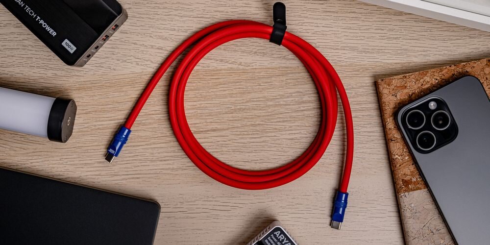Kabel Newell USB-C - USB-C 100 W, 2 m, silikonowy, na drewnianym blacie pośród sprzętów, które można nim naładować