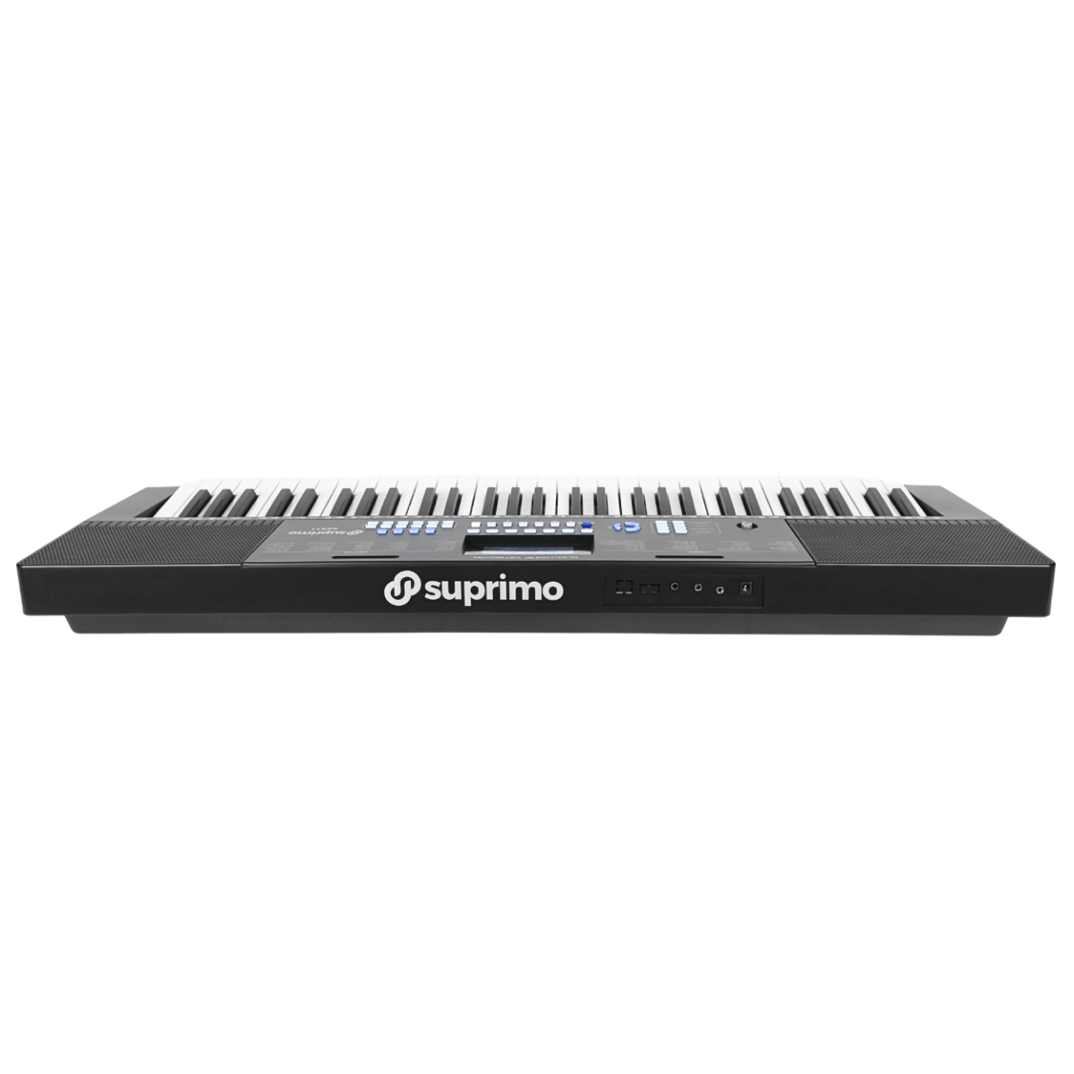Na obrazie widoczny jest elektroniczny keyboard z 61 klawiszami, z logo \'suprimo\' na przedniej części. Keyboard posiada panel z przyciskami i wyświetlaczem oraz głośniki po obu stronach.