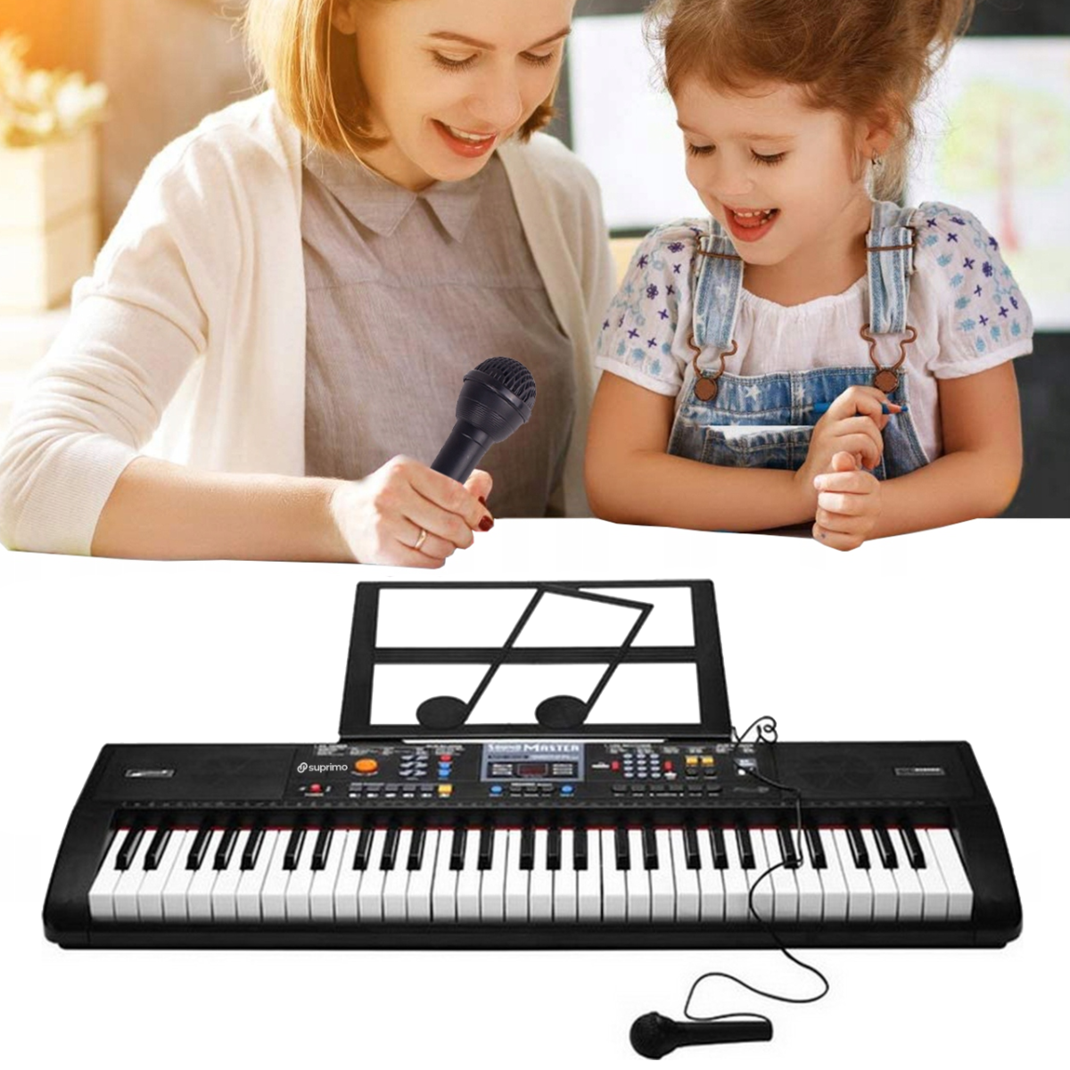 Na obrazie widoczny jest keyboard z 61 klawiszami, stojak na nuty oraz mikrofon. W tle znajdują się dwie osoby, z których jedna trzyma mikrofon.