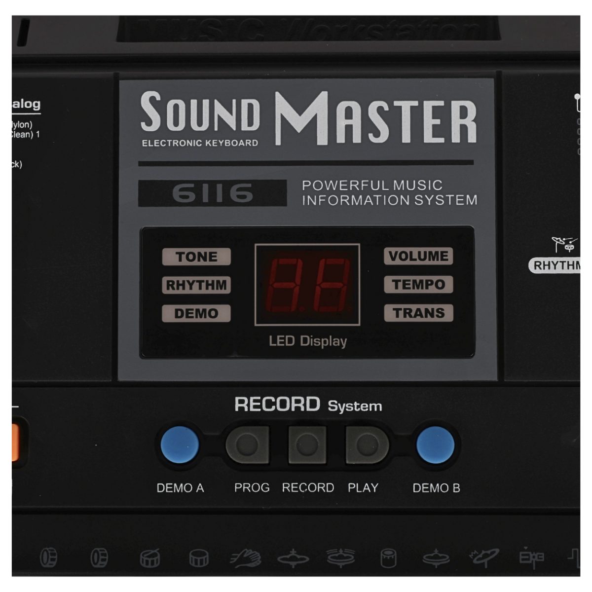 Panel sterowania keyboardu z napisem \'Sound Master Electronic Keyboard\' oraz wyświetlaczem LED pokazującym \'8.8\'. Widoczne przyciski to m.in. \'TONE\', \'RHYTHM\', \'DEMO\', \'VOLUME\', \'TEMPO\', \'TRANS\' oraz system nagrywania z przyciskami \'DEMO A\', \'PROG\', \'RECORD\', \'PLAY\', \'DEMO B\'.