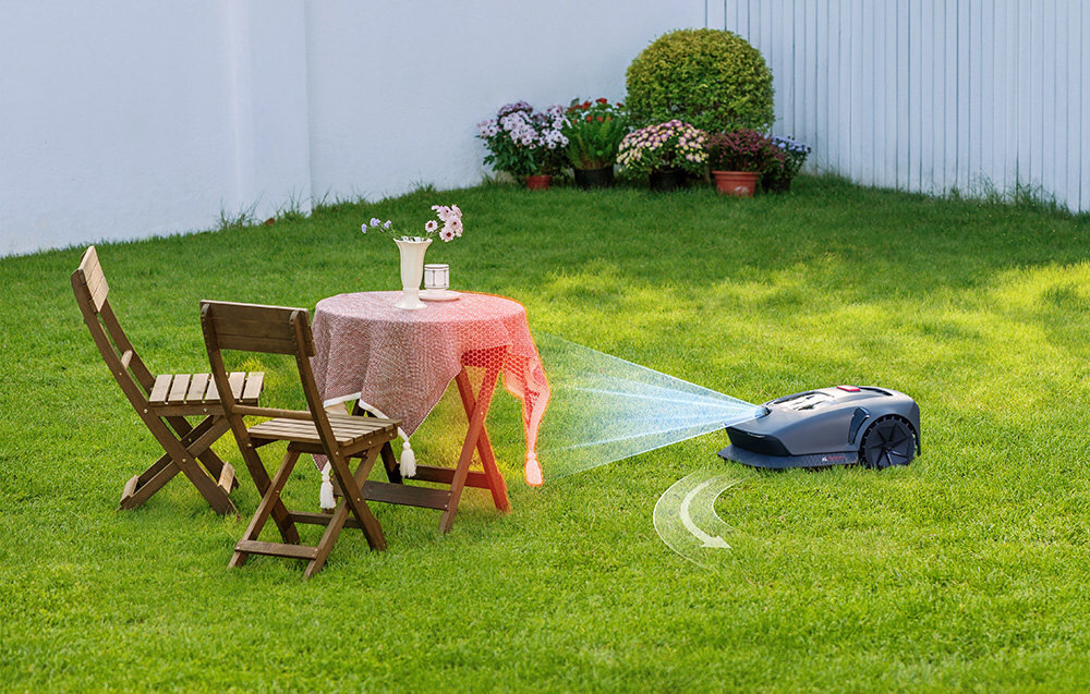 Robot koszący DREAME Mova 600 robot na trawie na przeciwko meble ogrodowe strzałki pokazujące kierunek jazdy zaawansowana technologia UltraView™ analizuje otoczenie w czasie rzeczywistym szeroki kątowi widzenia 360° x 59° zasięg detekcji do 30 metrów precyzyjne mapy 3D koszenie na terenie o nachyleniu do 45%