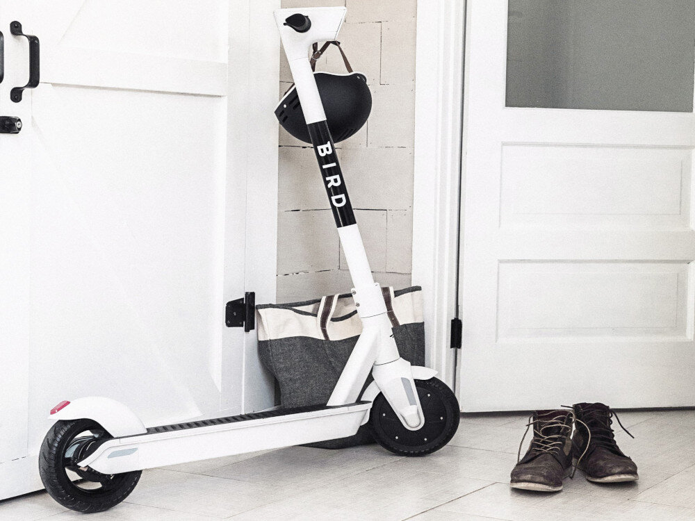 Hulajnoga elektryczna BIRD One Biały solidna konstrukcja maksymalna stabilność komfort z jazdy z mocnego wzmocnionego stalą aluminium duży przyczepny pokład maksymalne obciążenie