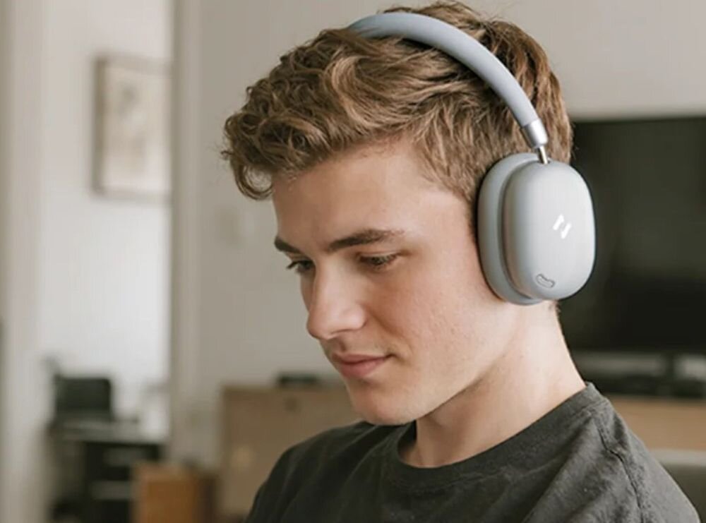 Słuchawki nauszne HAVIT Space S1 ANC aktywna redukcja szumów komfortowe słuchanie, osoba z założonymi sluchawkami nausznymi