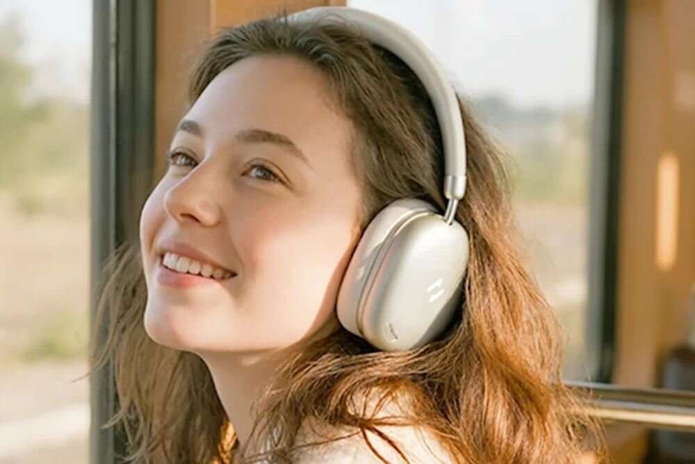 Słuchawki nauszne HAVIT Space S1 ANC przetworniki 40 mm Hi-Res szerokie pasmo, osoba z założonymi sluchawkami nausznymi