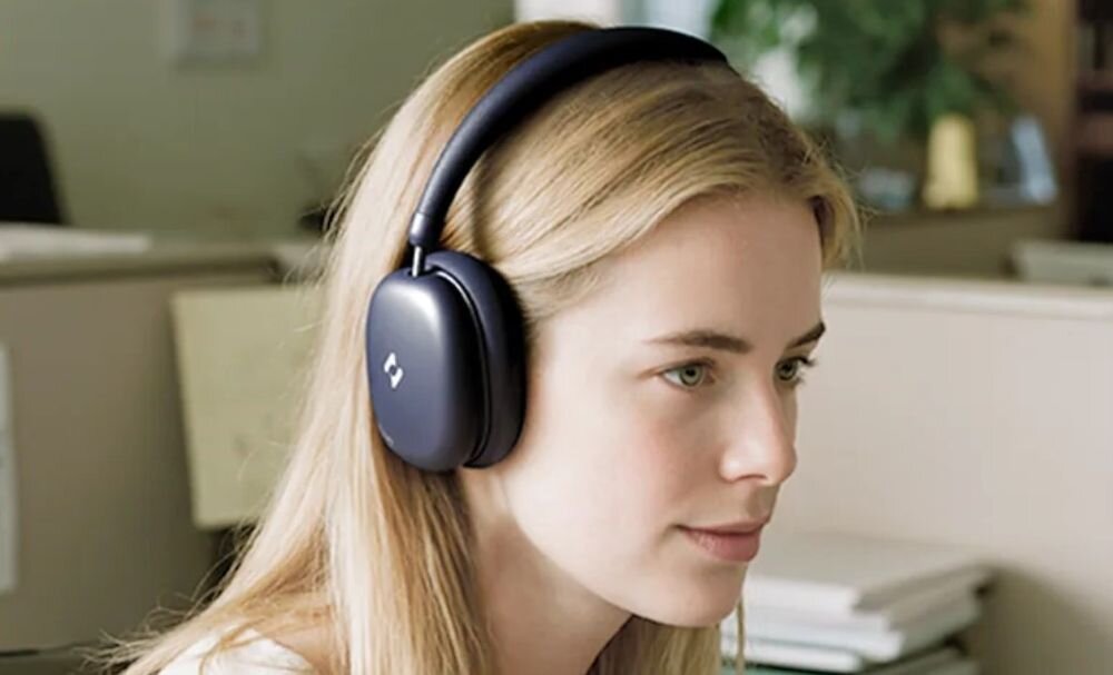 Słuchawki nauszne HAVIT Space S1 ANC hybrydowa redukcja szumów -45 dB podróż biuro, osoba z założonymi sluchawkami nausznymi