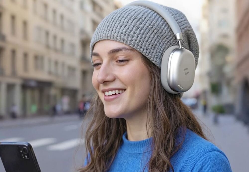 Słuchawki nauszne HAVIT Space S1 ANC bateria 800 mAh do 100 godzin pracy, osoba z założonymi sluchawkami nausznymi