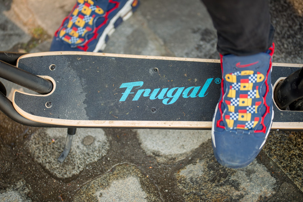 HULAJNOGA ELEKTRYCZNA FRUGAL IMPULSE SREBRNO-CZARNY antyposlizgowy podest