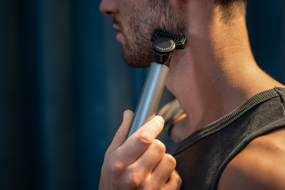 Trymer GÖTZE & JENSEN TR751 mężczyzna golący zarost na twarzy przy linii żuchwy