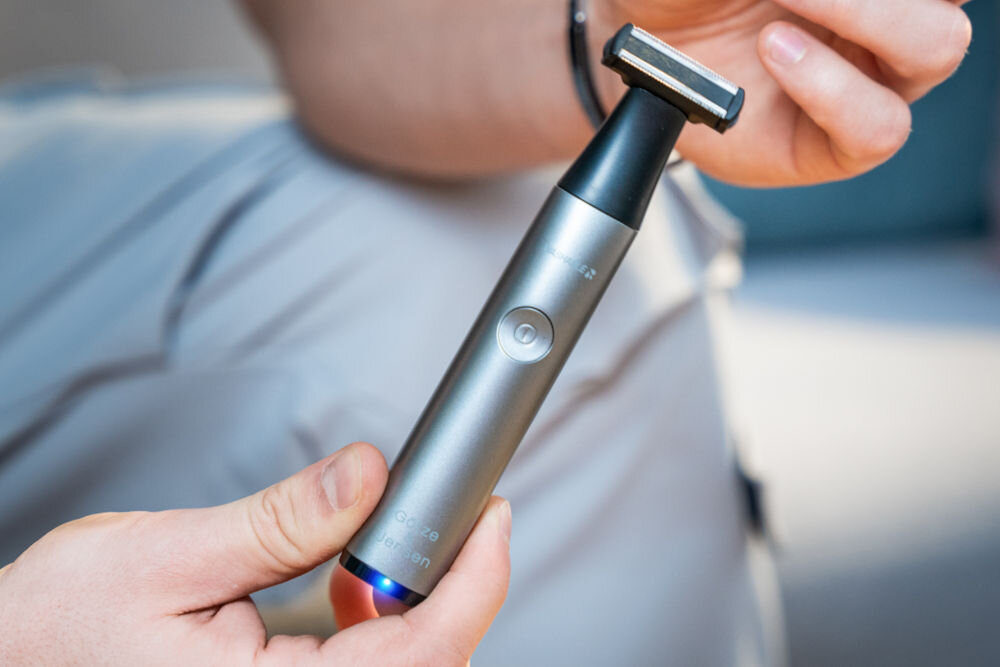 Trymer GÖTZE & JENSEN TR751 dioda led na dole urządzenia świecąca na niebiesko naładowana