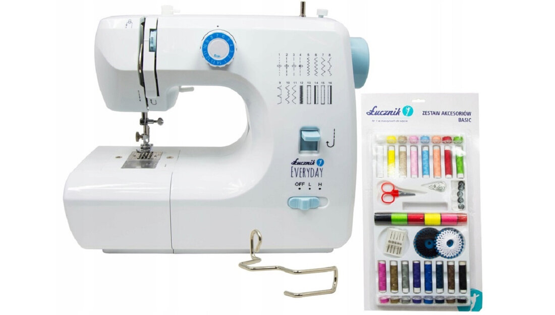 Maszyna do szycia LUCZNIK Everyday w podstawie pojemnik na akcesoria wyposazenie zestaw akcesoria komplet nawlekacz igly rozrusznik nozny z przewodek stopka do dziurek stopka uniwersalna szpulki obsluga