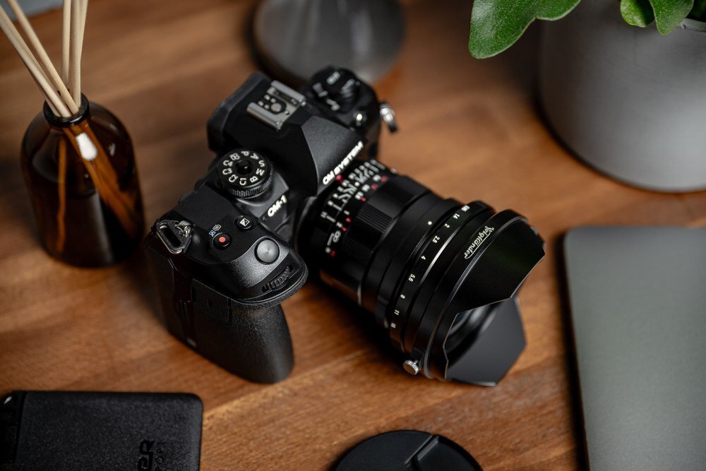 Obiektyw szerokokątny Nokton 10,5 mm f/0,95 MFT zamontowany do aparatu, ujęcie od góry po skosie 93 stopnie kąt widzenia Bliskie ostrzenie
