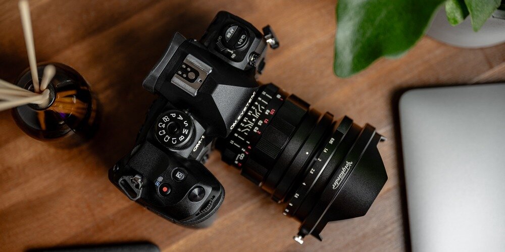 Obiektyw szerokokątny Nokton 10,5 mm f/0,95 MFT zamontowany do aparatu, ujęcie od góry 82,4 mm wymiary