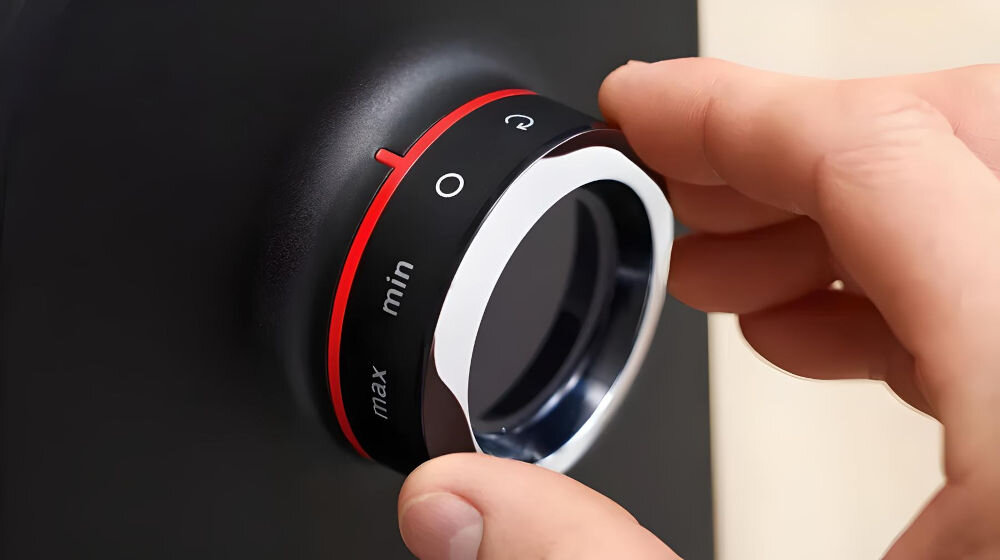 Maszynka do mięsa BOSCH MFWS682B pokrętło w kolorze czarnym elementy czerwonego obrazki ręka trzymająca pokrętło praktyczne pokrętło sterujące dwie dostępne prędkości pracy funkcja Reverse praktyczna płynne działanie bez zacięć prosta intuicyjna obsługa 