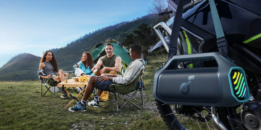 Głośnik mobilny SOUNDCORE Boom 2 Plus z systemem stereo 2+2 i czystym dźwiękiem, głośnik przewieszony na motorze, osoby biwakujące w górach