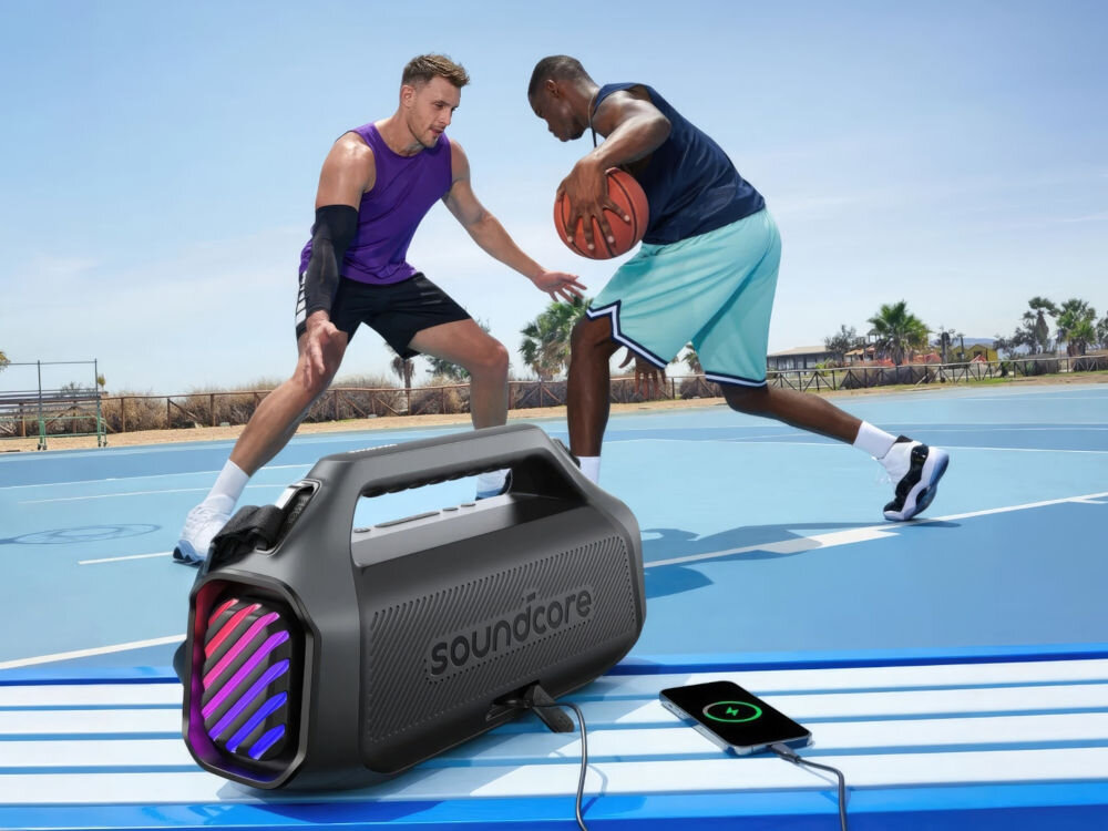 Głośnik mobilny SOUNDCORE Boom 2 Plus z szybkim ładowaniem USB-C 30 W, osoby grające w koszykówkę, smartfon podłączony kablem do ładowania do głośnika