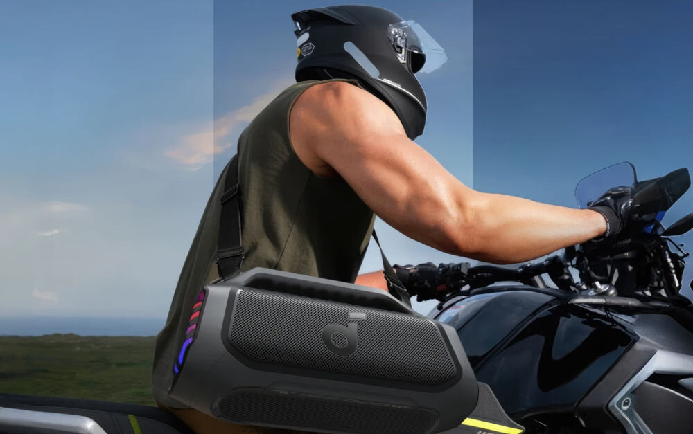 Głośnik mobilny SOUNDCORE Boom 2 Plus z funkcją powerbank 10 W i ładowaniem smartfona, motocyklista jadący na motorze z przewieszonym głosnikiem na plecach
