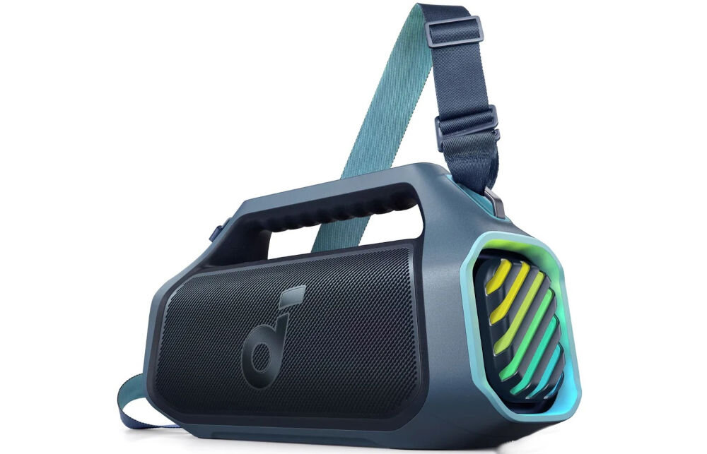 Głośnik mobilny SOUNDCORE Boom 2 Plus z łącznością Bluetooth i AUX 3.5 mm, głośnik po skosie na białym tle