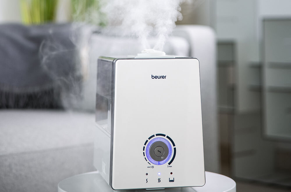 Nawilżacz BEURER LB 88 funkcja aromaterapii elegancki biały design podświetlane elementy praktyczne estetyczne uzupełnienie wnętrza poprawa jakości powietrza komfort życia