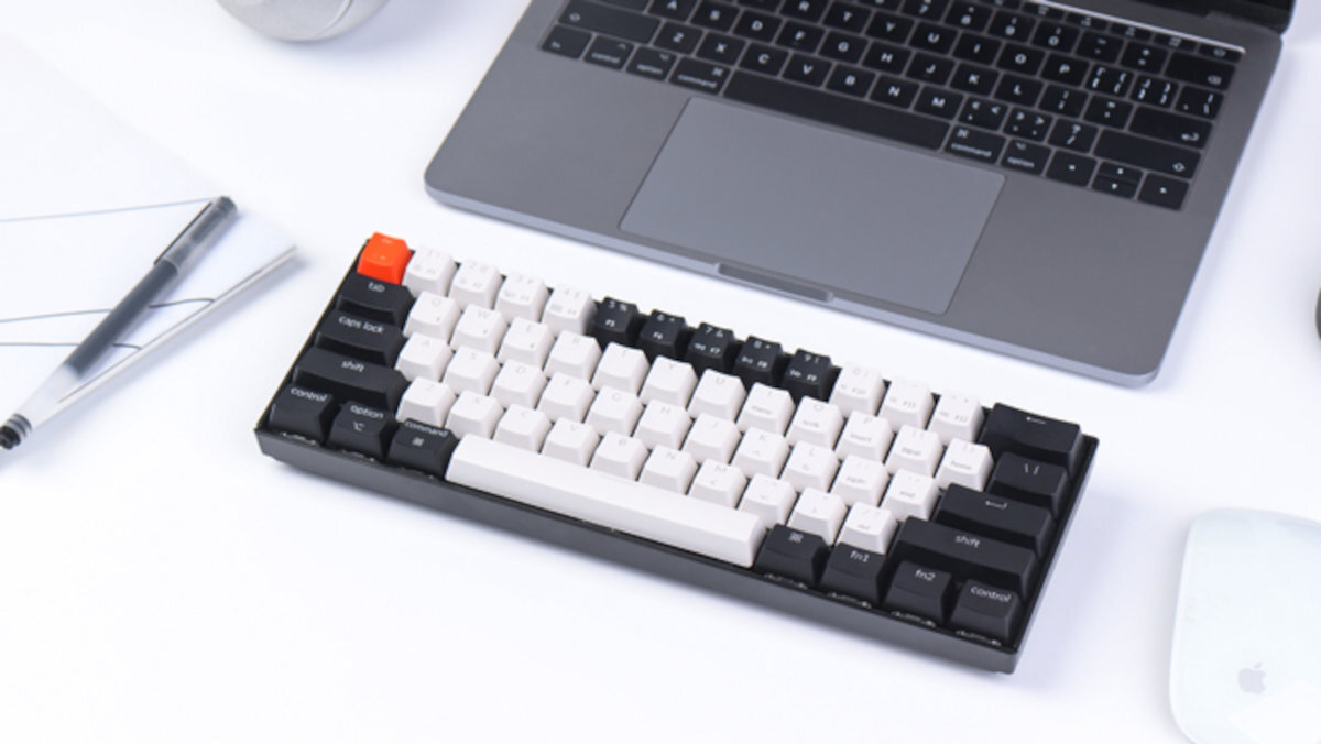 KEYCHRON K12 298 × 107 × 30 mm 536 g stabilna podczas pisania i grania - klawiatura w na jasnym blacie