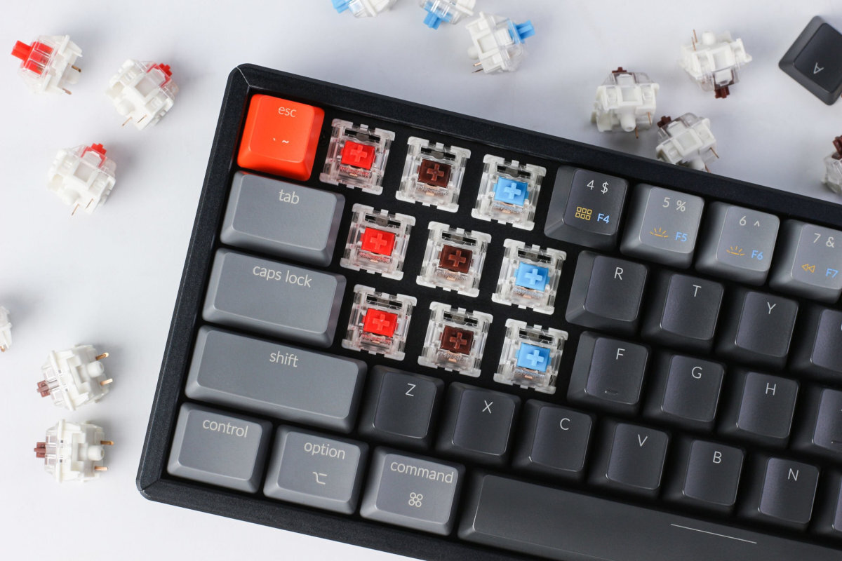 Keychron K12 przełączniki Gateron G Pro Brown wyważony skok, subtelny feedback i cichą pracę K12 technologię hot-swappable wymieniać przełączniki bez lutowania różnymi typami switchy - zbliżenie na przełączniki