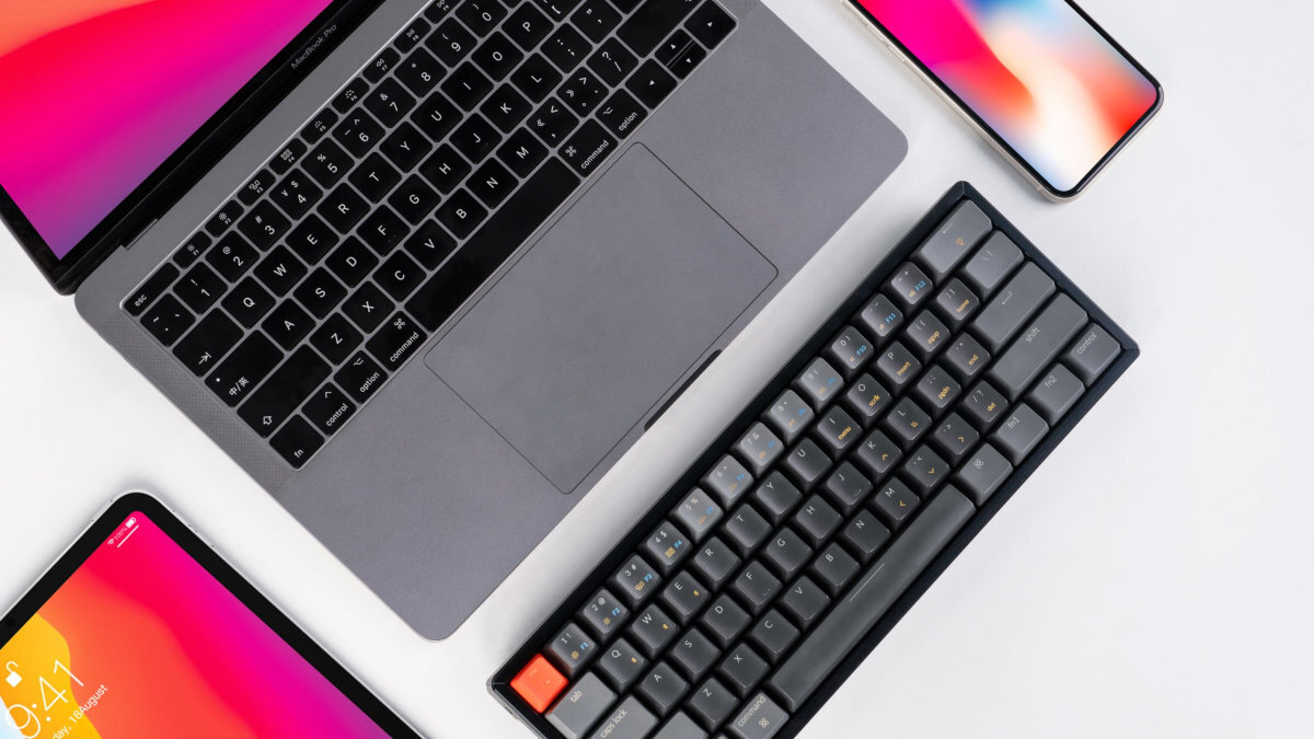 KEYCHRON K12 podświetlenie RGB 19 trybami subtelnych efektów dynamiczne animacje wsparciu QMK i VIA - klawiatura obok laptopa. tabletu i smartfona