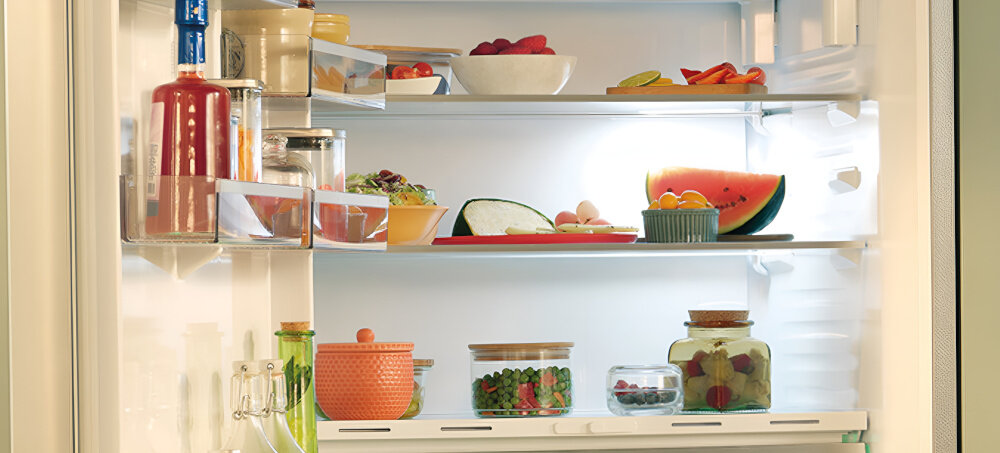 LODÓWKA GRUNDIG GQN21245GBN zdjęcie lifestyle wizualizacja owoce arbuz produkty spożywcze wnętrze środek chłodziarki półki jasność Oświetlenie LED jasne równomierne wnętrze oszczędność energii łatwa organizacja wnętrza